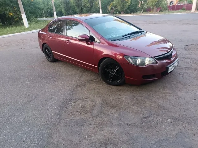 Продам личный honda сивик 8 д4 с пробегом 210 тысяч с мотором 1.8 vtc цепной с надёжной 6 ступенчатой механической коробкой передач, машина полностью обслужена без каких либо вложений на данный момент, ходовка вся вкруг меняна в этом месяце, развал сделан масла фильтра заменены, по запросу скину видео, кузов весь как на фото пороги арки все целое дно в порядке, машина ухожена. 4 стеклоподъёмника климат заправлен работает электро рейка, подогрева сидений, электро зеркала вообщем много писать можно о этой машине кому интересно звоните смотрите покупайте кайфуйте цена 780 торг при осмотре находится в макеевке бампер коцан спереди на фото видно +79494868723
📞 Звоните: +7(949)4868723 - фотография - 5