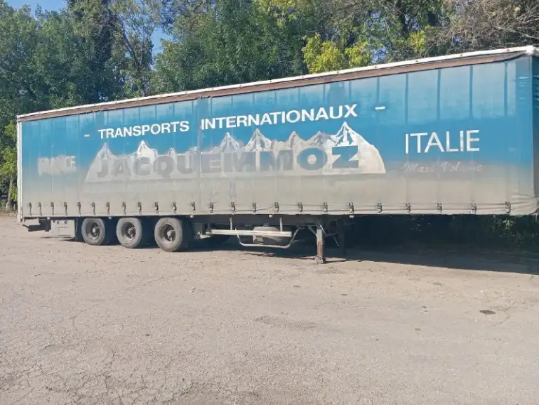 Продам низкорамный пп на мега ходу. Марка titan 🇫🇷, год выпуска 1999. Полу прицеп в полном порядке, ося бпв барабанные, колодки переклепали 15 тыс. Назад, резина 80%, тент в хорошем состоянии, крыша не течёт, рама не гнилая, полы в полном порядке, подьëмная ось. Цена 550₽ небольшой торг. Осмотр по договоренности, прицеп в работе. Остальные вопросы по +79493376539
📞 Звоните: +7(949)3376539 - фотография - 1
