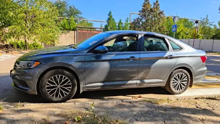 Продам: volkswagen jetta 7
Описание: volkswagen jetta7, 7мес. 2019г. — отличное состояние!
📍Пробег: 69500км
⚙️ Двигатель: 1.4 tsi, 150 л. С. , турбо
📀Коробка: автомат (8-ступ. Aisin)
Комплектация:
• Кожаный салон
• Панорамный люк
• Бесключевой доступ
• Круиз-контроль
• Система предупреждения о фронтальномстолкновении
• Автоматическое экстренное торможение
•Система start-stop
• Контроль слепых зон
• Помощь при выезде с парковки задним ходом
• Система контроля давления в шинах
• И многое другое
Дополнительно:
• Полностью русифицирована
• 2Ключа + доп. Ключ для открытия авто.
• Полностью обслужена, 5 т. Км. Назад заменена жидкостьв • два комплекта шин, лето и зима kumho
• Сделана антикоррозийная обработка кузова
• Русифицирована приборная панель и мультимедиа.
🚗Авто в отличном состоянии, я собственник по птс, вложений не требует.
Цена: 1900000₽
Тел. +7(949)438-55-35
📲 Tg: @yarikdn85
📞 Звоните: +7(949)4385535 - фотография - 1