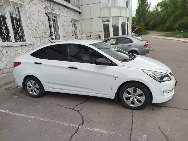 Продам hyundai solaris 2015г 950000₽ доступен аргументированный торг!
Любое переоформление, я хозяин
Кпп автомат, без нарушений не хрустит все четкнько👌
Мотор 1.6 не скручен родной пробег 83600
По кузову без нареканий все в отличном состоянии, сел да поехал!
Салон не потресканный не курили в машине ежемесячно проводилась химчистка салона!
С машиной отдаю комплекты резины(зима-лето)
Если есть вопросы звоните по ☎️ +79494132357 евгений. Донецк - фотография - 4