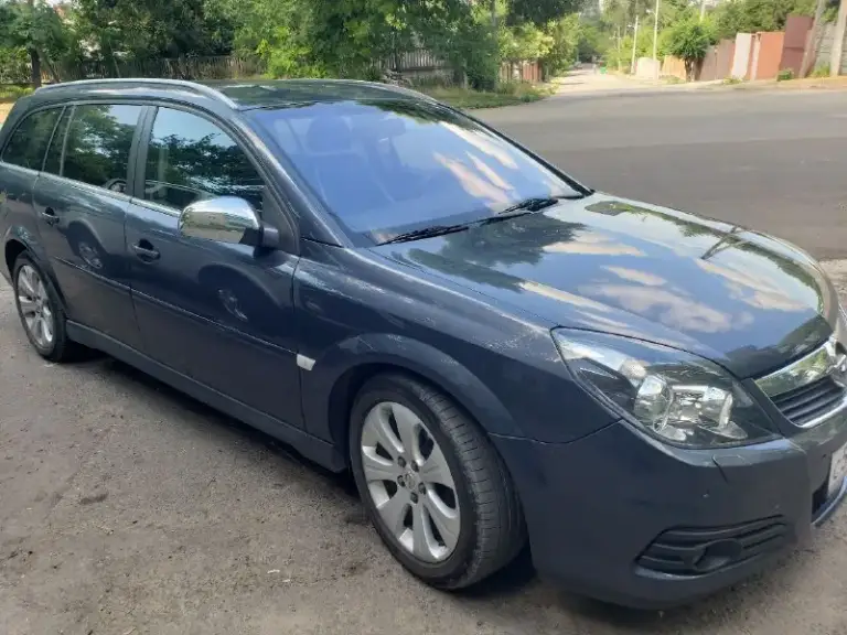 Продам свой авто opel vectra c station wagon 2005г. Рестайлинг
Двигатель 1.9 cdti 150(л. С) мкпп 6ст. Sport режим.
Пробег 288 т. Км
Диски r17
-Салон комбинированная кожа в хорошем состоянии в авто никогда не курил
-Адаптивный ксенон (afl) куда крутишь руль туда идёт свет фар.
-Круиз контроль
-Двухзонный климат контроль.
-Подогрев сидений
-Подогрев и электрорегулировка зеркал.
-Все 4 стеклоподьемника
-Мультируль, цветной дисплей бортового компьютера
-Отличная музыка, аux, bluetooth
-Атермальное лобовое заводское стекло! Да и вообще все стёкла родные так как машина без дтп от слова совсем.
Машиной владею больше 3ёх лет езжу на любые расстояния. Масло меняю каждые 10т. Км aral 5w40.
Недавно было заменено масло в мкпп и жидкость гур. Поменяны натяжные и сервисные ролики. Ходовая в отличном состоянии мягкая, если что то грюкнуло я сразу же менял и обслуживал весь узел.
Цена 670 т. Р символический торг. +79493041444 - фотография - 2