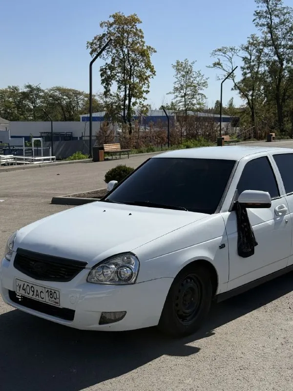 Продам свою lada priora 2172.
В моем владении 3 года.
Двигатель масло не ест, работает ровно.
Коробка после ремонта, не хрустит, не воет.
По ходовой стуков нет, ничего не гремит, стоит комплект занижения demfi -70 газомасло.
Стоят priora 2 бампера вкруг, оптика би-лед линзы, priora 2 диодные фонари, priora 2 зеркала с электроприводом и подогревом.
Генератор 140а усиленный, сигнализация с автозапуском starline, центральный замок.
Вся машина в виброшумоизоляции полностью с крышей.
Тонировка вкруг ultravision америка.
По салону руль priora 2, черный потолок, черные стойки, карты сделаны на заказ и перетянуты в кожу с грамотными подиумами. Магнитола teyes cc3-2k android, процессорная.
В дверях 4 пары 20 pride diamond 8v3, 2 пары рупоров pride solo 60, играют от усилителя deafbonce asa2000.2. Сабвуфер pride m35 3500w номинал.

За последнее время заменен комплект грм и шаровые.
Авто не новое, есть жизненные косячки. Каждый день на ходу, заводится в любую погоду, печка дует отлично
430Р торг
Донецк
+79493337905 - фотография - 2