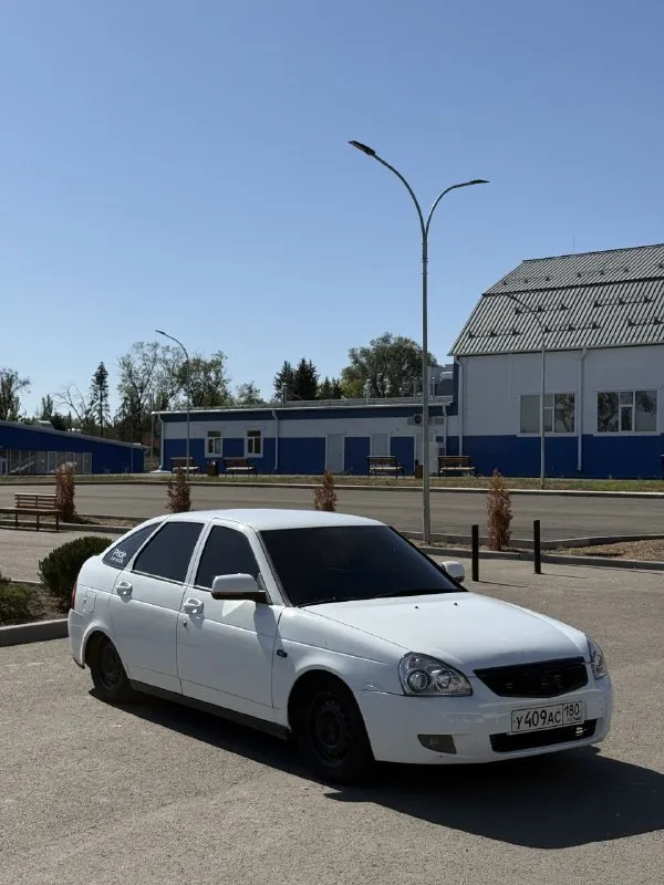Продам свою lada priora 2172.
В моем владении 3 года.
Двигатель масло не ест, работает ровно.
Коробка после ремонта, не хрустит, не воет.
По ходовой стуков нет, ничего не гремит, стоит комплект занижения demfi -70 газомасло.
Стоят priora 2 бампера вкруг, оптика би-лед линзы, priora 2 диодные фонари, priora 2 зеркала с электроприводом и подогревом.
Генератор 140а усиленный, сигнализация с автозапуском starline, центральный замок.
Вся машина в виброшумоизоляции полностью с крышей.
Тонировка вкруг ultravision америка.
По салону руль priora 2, черный потолок, черные стойки, карты сделаны на заказ и перетянуты в кожу с грамотными подиумами. Магнитола teyes cc3-2k android, процессорная.
В дверях 4 пары 20 pride diamond 8v3, 2 пары рупоров pride solo 60, играют от усилителя deafbonce asa2000.2. Сабвуфер pride m35 3500w номинал.

За последнее время заменен комплект грм и шаровые.
Авто не новое, есть жизненные косячки. Каждый день на ходу, заводится в любую погоду, печка дует отлично
430Р торг
Донецк
+79493337905 - фотография - 3