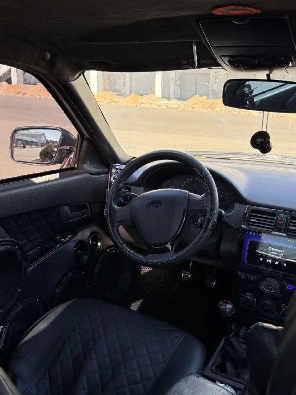 Продам свою lada priora 2172.
В моем владении 3 года.
Двигатель масло не ест, работает ровно.
Коробка после ремонта, не хрустит, не воет.
По ходовой стуков нет, ничего не гремит, стоит комплект занижения demfi -70 газомасло.
Стоят priora 2 бампера вкруг, оптика би-лед линзы, priora 2 диодные фонари, priora 2 зеркала с электроприводом и подогревом.
Генератор 140а усиленный, сигнализация с автозапуском starline, центральный замок.
Вся машина в виброшумоизоляции полностью с крышей.
Тонировка вкруг ultravision америка.
По салону руль priora 2, черный потолок, черные стойки, карты сделаны на заказ и перетянуты в кожу с грамотными подиумами. Магнитола teyes cc3-2k android, процессорная.
В дверях 4 пары 20 pride diamond 8v3, 2 пары рупоров pride solo 60, играют от усилителя deafbonce asa2000.2. Сабвуфер pride m35 3500w номинал.

За последнее время заменен комплект грм и шаровые.
Авто не новое, есть жизненные косячки. Каждый день на ходу, заводится в любую погоду, печка дует отлично
430Р торг
Донецк
+79493337905 - фотография - 6