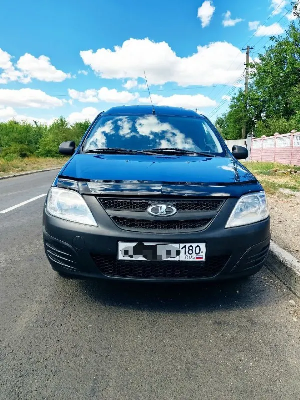 Продам lada largus 2016 г. В. Грузовой фургон
Двигатель 1,6
8Кл
Дешёвый в обслуживании и  экономичный, вместительный автомобиль!
💰Отличный вариант для коммерции, доставки. Грузоподьемность 800кг.

Родной подтвержденный пробег 138000км
Кузов в родном окрасе. Стекла родные!
Abs, кондиционер, подогрев сидений, камера заднего вида.

Двигатель запускается с пол оборота, не дымит, не троит, масло не ест.
Масло, свечи, фильтра, антифриз поменяны. Новый аккумулятор 🔋.
Сцепление плавное и мягкое. Кпп на отлично. Ходовая часть без нареканий, никаких посторонних звуков.   Ручник работает.
По электрике работает абсолютно все, без единой ошибки.
Кондиционер работает отлично!

Салон автомобиля в достойном состоянии.
Колеса r15.
Кузов автомобиля оцинкован, в очень хорошем состоянии для своих лет, ржавчины рыжиков нет совсем.

⚡️На данный момент автомобиль не требует никаких вложений от слова совсем.
Сел и поехал.
По документам я владелец, без штрафов, залогов и запретов.
Макеевка
Цена 630000₽
Торг возле авто!
+79497939325 - фотография - 1