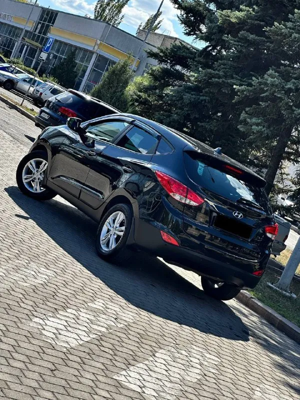 Hyundai ix35 rest
Кпп - автоматическая
Пробег - 122.000km
Цена - 1.585.000₽
Год выпуска - 2014
Тел. - +79496799814
Либо - +79493902663
Автомобиль в шикарном состоянии, с минимальным родным пробегом. По кузову ни каких дефектов нет. Техническая часть на 5+ полностью обслужена и не требует ни каких вложений. Двигатель работает идеально, без каких либо посторонних звуков. Чистый и ухоженный салон. Комплектация: двухзонный климат-контроль; круиз-контроль; кожаный салон ( в идеальном состоянии ) подогревы всех сидений; эл. Складываемые зеркала с эл. Регулировкой; парктроники; штатная мультимедиа со всеми современными плюшками; мультируль; штатные диски r-17 с отличной резиной hankook; 2 пары ключей; сигнализация с обратной связью; датчик света и дождя; помощь при подъёме и спуске; родной пробег 122тыс. Км но состояние автомобиля не побоюсь этого слова - как новое. Связь не всегда хорошая, на этих же номерах есть telegram.
📲 Tg: @vladimir_23_23_23
📞 Звоните: +7(949)6799814 - фотография - 2