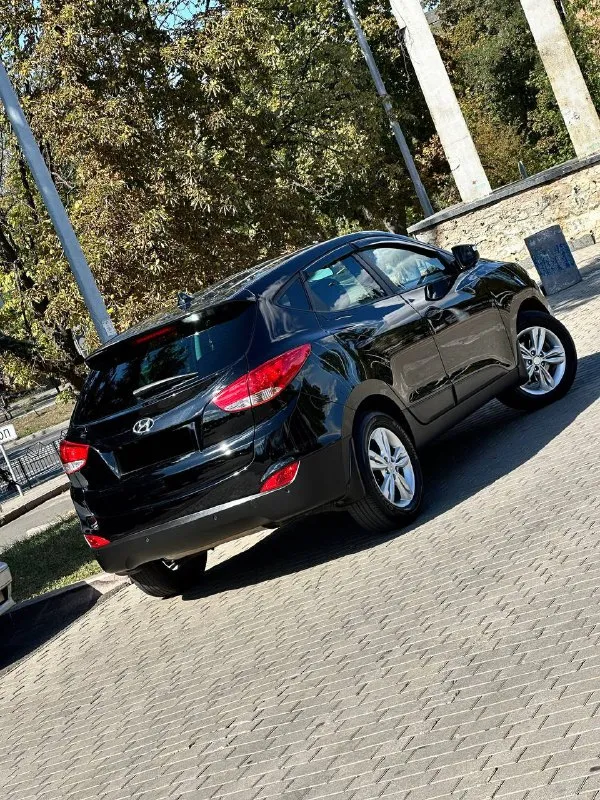 Hyundai ix35 rest
Кпп - автоматическая
Пробег - 122.000km
Цена - 1.585.000₽
Год выпуска - 2014
Тел. - +79496799814
Либо - +79493902663
Автомобиль в шикарном состоянии, с минимальным родным пробегом. По кузову ни каких дефектов нет. Техническая часть на 5+ полностью обслужена и не требует ни каких вложений. Двигатель работает идеально, без каких либо посторонних звуков. Чистый и ухоженный салон. Комплектация: двухзонный климат-контроль; круиз-контроль; кожаный салон ( в идеальном состоянии ) подогревы всех сидений; эл. Складываемые зеркала с эл. Регулировкой; парктроники; штатная мультимедиа со всеми современными плюшками; мультируль; штатные диски r-17 с отличной резиной hankook; 2 пары ключей; сигнализация с обратной связью; датчик света и дождя; помощь при подъёме и спуске; родной пробег 122тыс. Км но состояние автомобиля не побоюсь этого слова - как новое. Связь не всегда хорошая, на этих же номерах есть telegram.
📲 Tg: @vladimir_23_23_23
📞 Звоните: +7(949)6799814 - фотография - 4