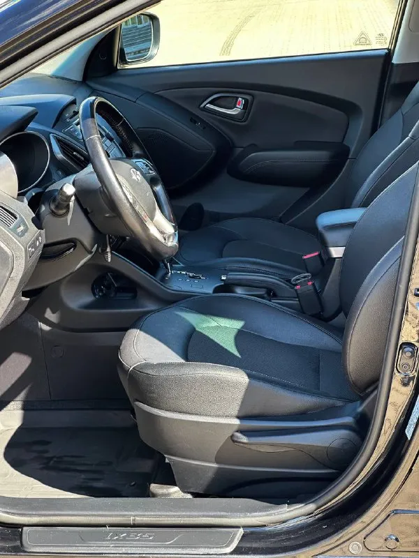 Hyundai ix35 rest
Кпп - автоматическая
Пробег - 122.000km
Цена - 1.585.000₽
Год выпуска - 2014
Тел. - +79496799814
Либо - +79493902663
Автомобиль в шикарном состоянии, с минимальным родным пробегом. По кузову ни каких дефектов нет. Техническая часть на 5+ полностью обслужена и не требует ни каких вложений. Двигатель работает идеально, без каких либо посторонних звуков. Чистый и ухоженный салон. Комплектация: двухзонный климат-контроль; круиз-контроль; кожаный салон ( в идеальном состоянии ) подогревы всех сидений; эл. Складываемые зеркала с эл. Регулировкой; парктроники; штатная мультимедиа со всеми современными плюшками; мультируль; штатные диски r-17 с отличной резиной hankook; 2 пары ключей; сигнализация с обратной связью; датчик света и дождя; помощь при подъёме и спуске; родной пробег 122тыс. Км но состояние автомобиля не побоюсь этого слова - как новое. Связь не всегда хорошая, на этих же номерах есть telegram.
📲 Tg: @vladimir_23_23_23
📞 Звоните: +7(949)6799814 - фотография - 6