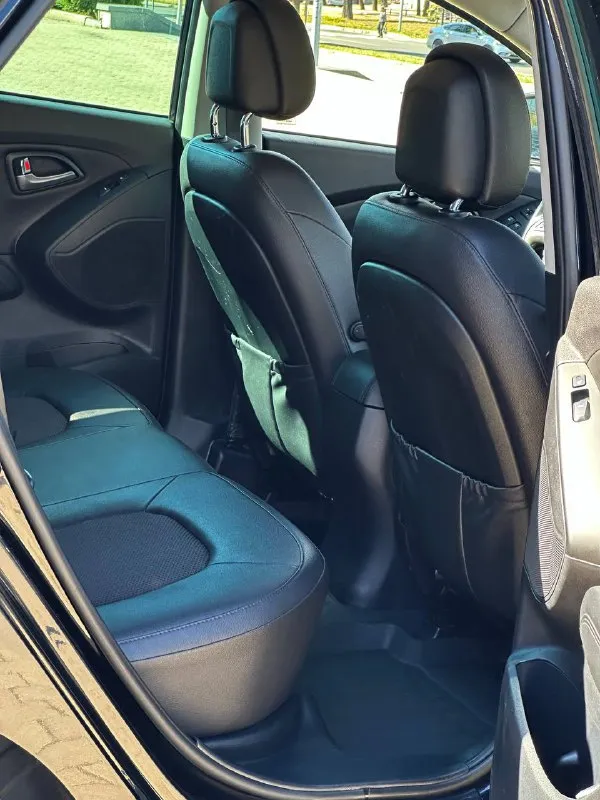 Hyundai ix35 rest
Кпп - автоматическая
Пробег - 122.000km
Цена - 1.585.000₽
Год выпуска - 2014
Тел. - +79496799814
Либо - +79493902663
Автомобиль в шикарном состоянии, с минимальным родным пробегом. По кузову ни каких дефектов нет. Техническая часть на 5+ полностью обслужена и не требует ни каких вложений. Двигатель работает идеально, без каких либо посторонних звуков. Чистый и ухоженный салон. Комплектация: двухзонный климат-контроль; круиз-контроль; кожаный салон ( в идеальном состоянии ) подогревы всех сидений; эл. Складываемые зеркала с эл. Регулировкой; парктроники; штатная мультимедиа со всеми современными плюшками; мультируль; штатные диски r-17 с отличной резиной hankook; 2 пары ключей; сигнализация с обратной связью; датчик света и дождя; помощь при подъёме и спуске; родной пробег 122тыс. Км но состояние автомобиля не побоюсь этого слова - как новое. Связь не всегда хорошая, на этих же номерах есть telegram.
📲 Tg: @vladimir_23_23_23
📞 Звоните: +7(949)6799814 - фотография - 8
