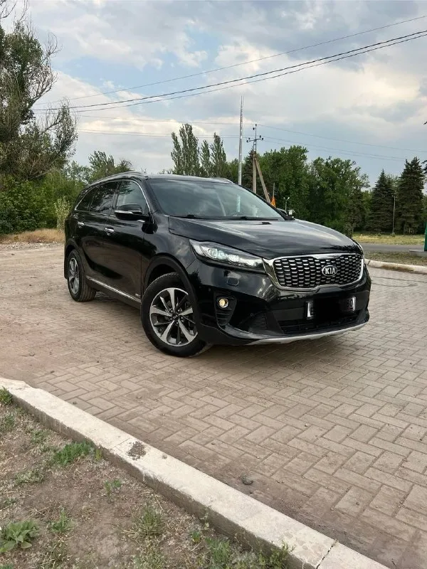 В продаже kia соренто прайм
Полный привод, 7 мест, салон - кожа.
130 Тысяч пробег
2.2 Турбо дизель, 200 л/сил.
Едет достойно, расход топлива маленький.
Расширенная комплектация, подогрев и вентиляцией всех сидений, также подогрев руля.
Премиум музыка - harman kardon, заводская магнитола с навигацией, заводские колонки.
Кузов в идеальном состоянии, отполированный месяц назад.
Два комплекта резины.
Сигнализация старлайн с автозапуском.
Так же на авто стоит турботаймер для правильного использования турбины.
Комплектация практически максимальная (нет люка).
Парктронники в круг, камера заднего вида.
18 Радиус диски - оригинал.
Складывание зеркал, безключевой доступ, стар стоп кнопка, открытие багажника жестом руки и многое другое.
Можно приобрести в кредит, а также рассмотрю варианты обмена.
Хороший торг возле авто.
✅ Юридически чистая без штрафов залогов и обременений, полный комплект документов
✅ Родной пробег. Подтвержденный книгой обслуживания, так как авто дилер
📞 Звоните: +7(949)3322844 - фотография - 1