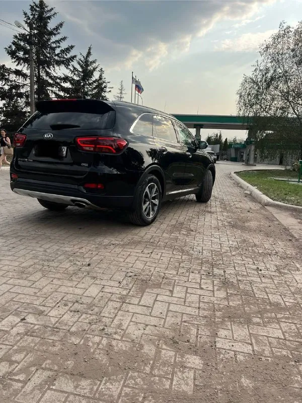 В продаже kia соренто прайм
Полный привод, 7 мест, салон - кожа.
130 Тысяч пробег
2.2 Турбо дизель, 200 л/сил.
Едет достойно, расход топлива маленький.
Расширенная комплектация, подогрев и вентиляцией всех сидений, также подогрев руля.
Премиум музыка - harman kardon, заводская магнитола с навигацией, заводские колонки.
Кузов в идеальном состоянии, отполированный месяц назад.
Два комплекта резины.
Сигнализация старлайн с автозапуском.
Так же на авто стоит турботаймер для правильного использования турбины.
Комплектация практически максимальная (нет люка).
Парктронники в круг, камера заднего вида.
18 Радиус диски - оригинал.
Складывание зеркал, безключевой доступ, стар стоп кнопка, открытие багажника жестом руки и многое другое.
Можно приобрести в кредит, а также рассмотрю варианты обмена.
Хороший торг возле авто.
✅ Юридически чистая без штрафов залогов и обременений, полный комплект документов
✅ Родной пробег. Подтвержденный книгой обслуживания, так как авто дилер
📞 Звоните: +7(949)3322844 - фотография - 4