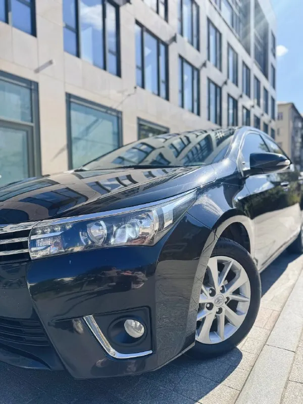 Продаю свой надежный автомобиль toyota corolla 2013, 1.6 cvt, style – ухоженный, с антикором и готов к зиме!
💰 Цена: 1 450 000 ₽ торг у капота.
📲 +7(949)322-18-00
📍 Осмотр и тест-драйв в удобное время г. Донецк, шахтерск, торез, снежное.
Автомобиль полностью готов к эксплуатации!
Пробег 203 000 км. Машина 2013 г, 3 владельца птс, приобретена в автосалоне toyota 23.01.2014г. В г. Ростов-на-дону, есть сервисная книжка. На 180-м регионе я первый владелец в птс.
Автомобиль без вложений:
✅Двигатель работает ровно, регулярная замена масла toyota масло, только поменял, отмечаю в журнале;
✅Воздушный, топливный фильтры, свечи заменены;
✅Кузов без ржавчины, провёл полную обработку;
✅Вариатор cvt работает мягко, без пинков, обслуживал;
✅По подвеске все менялось вовремя;
✅Подушки все на месте;
✅По опциям все необходимое есть:
- Кондиционер
- Подогрев передних сидений
- Хорошая оптика
- Жк-дисплей
- Управление на руле
- Камера заднего вида
- Carplay установлен
- Вместительный бага
📞 Звоните: +7(949)3221800 - фотография - 1