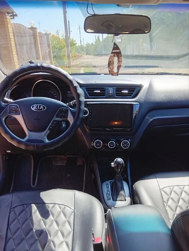 Kia rio 2015

1.6 Акпп /145 т. Км
Пробег родной, подтвержден автотекой.
Машина обслужена и не требует ни каких вложений, катализатор вырезан, прошита, подогрев передних сидений, руля, зоны дворников. Мультируль, мультимедиа с навигацией.
Мотор коробка работают идеально. Кондиционер, печка, работают отлично.
Стоит газ, газ вписан. Три хозяина. Есть сервисная книга, стоит автозапуск ( можно с телефона). Комплект зимней резины на дисках.

Стоимость 880.000₽

+79490397937 - фотография - 7