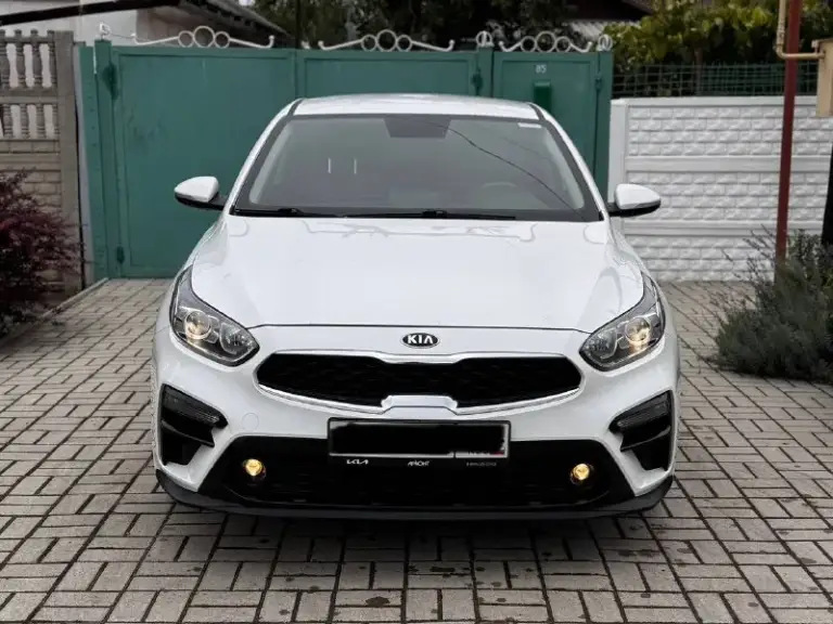 Продам kia cerato 2021 года самая максимальная комплектация родной пробег 146 000 км один хозяин машина п нас обслуживание не битая некрашеная объем двигателя 20л коробка автомат цена 1 800 000 руб. Телефон +7 949 50 999 58 - фотография - 1