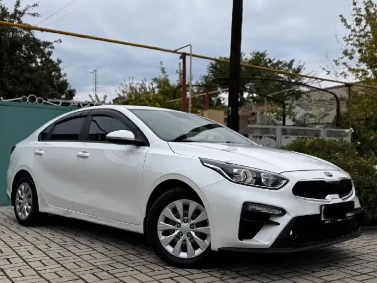 Продам kia cerato 2021 года самая максимальная комплектация родной пробег 146 000 км один хозяин машина п нас обслуживание не битая некрашеная объем двигателя 20л коробка автомат цена 1 800 000 руб. Телефон +7 949 50 999 58 - фотография - 2