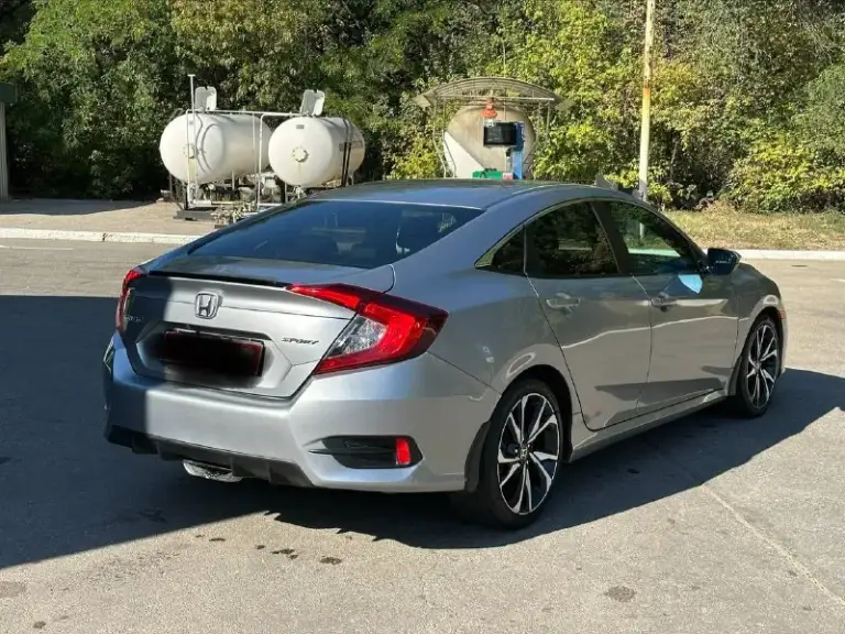 Продается honda civic 2.0 sport (2019), идеальное состояние
Цена 1🍋980 тыс. Руб, торг.
Год выпуска: 2019
Пробег: 60 000 км (оригинальный)
Двигатель: 2.0 л, атмосферный
Трансмиссия: вариатор
Привод: передний
Расход топлива: 7-8 л/100 км
Honda civic 2.0 sport 2019 года выпуска в безупречном состоянии. Автомобиль был лично пригнан из сша в 2021 году и эксплуатировался бережно, преимущественно в летний период. Хранился на обогреваемом паркинге. Оригинальный пробег составляет всего 60 000 км, что подтверждается отличным техническим состоянием.
Преимущества:
* Надежный двигатель: атмосферный двигатель 2.0 известен своим ресурсом более 500 000 км и обеспечивает оптимальный баланс экономичности и динамики. Регулярное обслуживание с заменой масла каждые 6 000 км гарантирует его долговечную работу.
* Идеальное состояние кузова: автомобиль не имеет повреждений и находится в отличном внешнем виде.
* Комплектация sport: спортивный обвес, 18-дюймовые литые диски и спортивная подвеска
📞 Звоните: +7(949)3121414 - фотография - 2