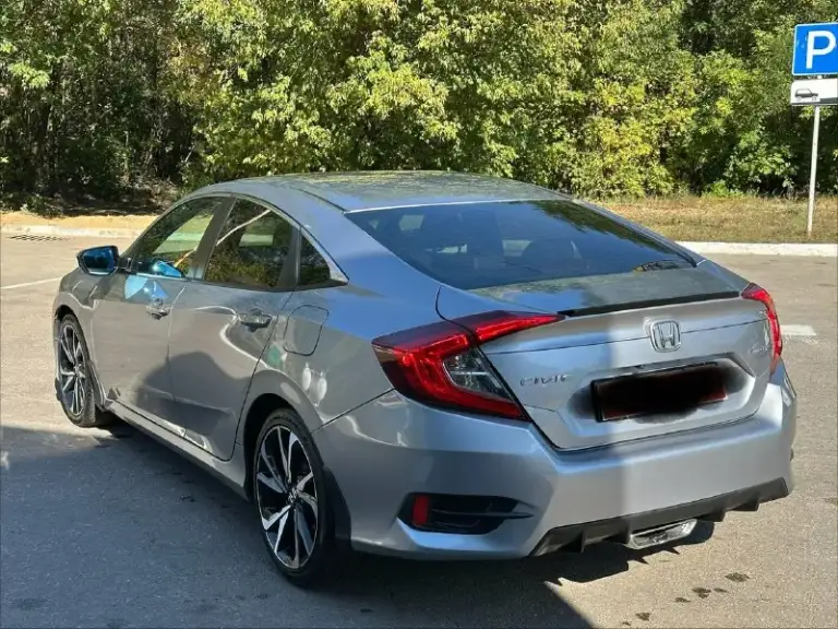 Продается honda civic 2.0 sport (2019), идеальное состояние
Цена 1🍋980 тыс. Руб, торг.
Год выпуска: 2019
Пробег: 60 000 км (оригинальный)
Двигатель: 2.0 л, атмосферный
Трансмиссия: вариатор
Привод: передний
Расход топлива: 7-8 л/100 км
Honda civic 2.0 sport 2019 года выпуска в безупречном состоянии. Автомобиль был лично пригнан из сша в 2021 году и эксплуатировался бережно, преимущественно в летний период. Хранился на обогреваемом паркинге. Оригинальный пробег составляет всего 60 000 км, что подтверждается отличным техническим состоянием.
Преимущества:
* Надежный двигатель: атмосферный двигатель 2.0 известен своим ресурсом более 500 000 км и обеспечивает оптимальный баланс экономичности и динамики. Регулярное обслуживание с заменой масла каждые 6 000 км гарантирует его долговечную работу.
* Идеальное состояние кузова: автомобиль не имеет повреждений и находится в отличном внешнем виде.
* Комплектация sport: спортивный обвес, 18-дюймовые литые диски и спортивная подвеска
📞 Звоните: +7(949)3121414 - фотография - 6