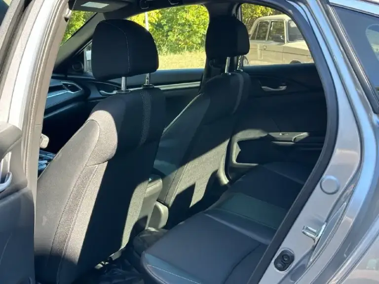 Продается honda civic 2.0 sport (2019), идеальное состояние
Цена 1🍋980 тыс. Руб, торг.
Год выпуска: 2019
Пробег: 60 000 км (оригинальный)
Двигатель: 2.0 л, атмосферный
Трансмиссия: вариатор
Привод: передний
Расход топлива: 7-8 л/100 км
Honda civic 2.0 sport 2019 года выпуска в безупречном состоянии. Автомобиль был лично пригнан из сша в 2021 году и эксплуатировался бережно, преимущественно в летний период. Хранился на обогреваемом паркинге. Оригинальный пробег составляет всего 60 000 км, что подтверждается отличным техническим состоянием.
Преимущества:
* Надежный двигатель: атмосферный двигатель 2.0 известен своим ресурсом более 500 000 км и обеспечивает оптимальный баланс экономичности и динамики. Регулярное обслуживание с заменой масла каждые 6 000 км гарантирует его долговечную работу.
* Идеальное состояние кузова: автомобиль не имеет повреждений и находится в отличном внешнем виде.
* Комплектация sport: спортивный обвес, 18-дюймовые литые диски и спортивная подвеска
📞 Звоните: +7(949)3121414 - фотография - 7