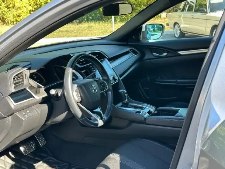 Продается honda civic 2.0 sport (2019), идеальное состояние
Цена 1🍋980 тыс. Руб, торг.
Год выпуска: 2019
Пробег: 60 000 км (оригинальный)
Двигатель: 2.0 л, атмосферный
Трансмиссия: вариатор
Привод: передний
Расход топлива: 7-8 л/100 км
Honda civic 2.0 sport 2019 года выпуска в безупречном состоянии. Автомобиль был лично пригнан из сша в 2021 году и эксплуатировался бережно, преимущественно в летний период. Хранился на обогреваемом паркинге. Оригинальный пробег составляет всего 60 000 км, что подтверждается отличным техническим состоянием.
Преимущества:
* Надежный двигатель: атмосферный двигатель 2.0 известен своим ресурсом более 500 000 км и обеспечивает оптимальный баланс экономичности и динамики. Регулярное обслуживание с заменой масла каждые 6 000 км гарантирует его долговечную работу.
* Идеальное состояние кузова: автомобиль не имеет повреждений и находится в отличном внешнем виде.
* Комплектация sport: спортивный обвес, 18-дюймовые литые диски и спортивная подвеска
📞 Звоните: +7(949)3121414 - фотография - 9