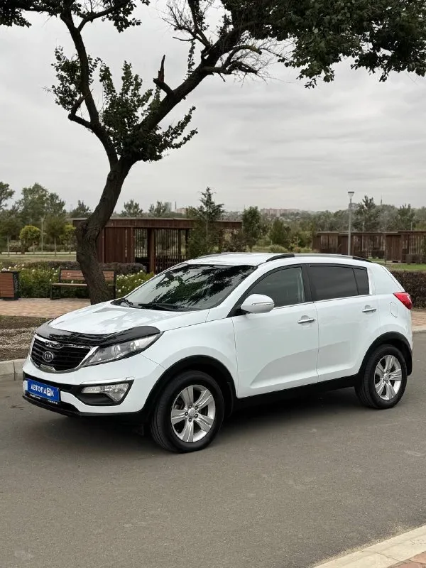 ⚪️ Kia sportage

💰Цена: 1 170 000р
🏢Город: мариуполь
📅Год выпуска: 2011
🧾Пробег: 246 661 км.
⚙️Двигатель: 2.0
⛽Топливо: бензин/газ
⚙️Кпп: механика

📞 Телефон:

+7-949-727-41-51
+7-989-263-55-56
+7-949-551-91-52

💾 Описание:

Sportage - безусло. .. Никой и полноприводной компоновкой не имеет заводских недостатков, надежный, неприхотливый и дешевый в обслуживании как и весь автомобиль.

✔️Опрятный кузов без коррозии.
✔️Два владельца, птс оригинал.
✔️Южная эксплуатация.
✔️Техническая часть на 5+
Двигатель работает ровно без расхода масла, мкпп и сцепление без нареканий, ходовая сбитая.

Отличная комплектация:
Климат контроль ❄️ (холодит отлично), мульти-руль, полный электропакет, птф, abs, airbag, гидроусилитель руля, магнитола с bluetooth, литые диски.

⛽️ Установлен форсуночный газ четвертого поколения.

Улица шевченко 269

🏦 Возможна продажа в кредит по двум документам. - фотография - 3