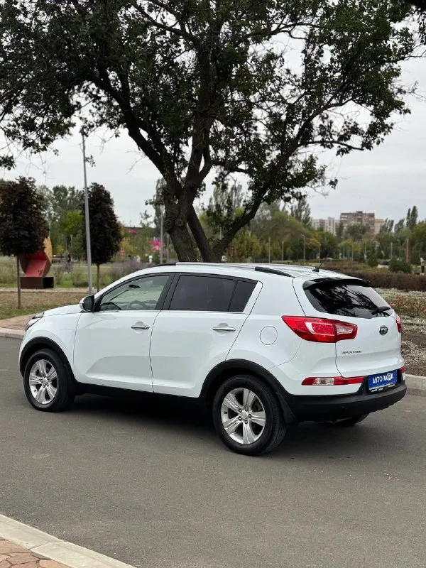 ⚪️ Kia sportage

💰Цена: 1 170 000р
🏢Город: мариуполь
📅Год выпуска: 2011
🧾Пробег: 246 661 км.
⚙️Двигатель: 2.0
⛽Топливо: бензин/газ
⚙️Кпп: механика

📞 Телефон:

+7-949-727-41-51
+7-989-263-55-56
+7-949-551-91-52

💾 Описание:

Sportage - безусло. .. Никой и полноприводной компоновкой не имеет заводских недостатков, надежный, неприхотливый и дешевый в обслуживании как и весь автомобиль.

✔️Опрятный кузов без коррозии.
✔️Два владельца, птс оригинал.
✔️Южная эксплуатация.
✔️Техническая часть на 5+
Двигатель работает ровно без расхода масла, мкпп и сцепление без нареканий, ходовая сбитая.

Отличная комплектация:
Климат контроль ❄️ (холодит отлично), мульти-руль, полный электропакет, птф, abs, airbag, гидроусилитель руля, магнитола с bluetooth, литые диски.

⛽️ Установлен форсуночный газ четвертого поколения.

Улица шевченко 269

🏦 Возможна продажа в кредит по двум документам. - фотография - 6