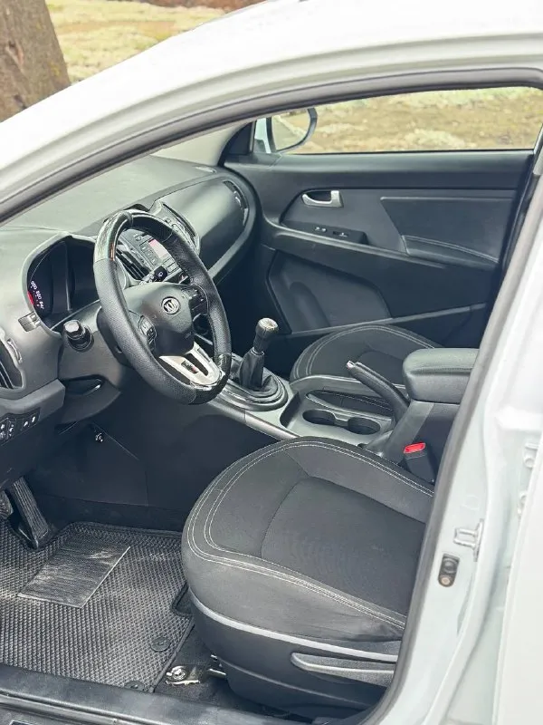 ⚪️ Kia sportage

💰Цена: 1 170 000р
🏢Город: мариуполь
📅Год выпуска: 2011
🧾Пробег: 246 661 км.
⚙️Двигатель: 2.0
⛽Топливо: бензин/газ
⚙️Кпп: механика

📞 Телефон:

+7-949-727-41-51
+7-989-263-55-56
+7-949-551-91-52

💾 Описание:

Sportage - безусло. .. Никой и полноприводной компоновкой не имеет заводских недостатков, надежный, неприхотливый и дешевый в обслуживании как и весь автомобиль.

✔️Опрятный кузов без коррозии.
✔️Два владельца, птс оригинал.
✔️Южная эксплуатация.
✔️Техническая часть на 5+
Двигатель работает ровно без расхода масла, мкпп и сцепление без нареканий, ходовая сбитая.

Отличная комплектация:
Климат контроль ❄️ (холодит отлично), мульти-руль, полный электропакет, птф, abs, airbag, гидроусилитель руля, магнитола с bluetooth, литые диски.

⛽️ Установлен форсуночный газ четвертого поколения.

Улица шевченко 269

🏦 Возможна продажа в кредит по двум документам. - фотография - 8