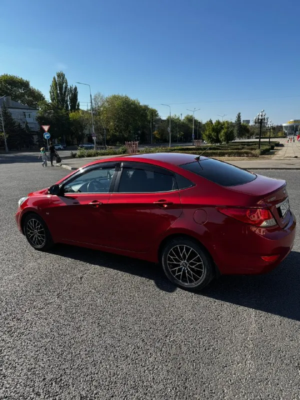Продам hyundai solaris 1 поколения!
Год выпуска: конец 2011 года.
Двигатель 1.6 (123л. С. ) - цепной!
4-Ступенчатая, самая надежная и неприхотливая!
Автомобиль собственный, владеем уже более года! Продажа в связи с покупкой машины побольше!
Пробег 41000, покупали на пробеге 30.000, проехали совсем немного, исключительно по городу. В автомобиль заливали только 95 бензин, два раза поменяли масло на самое лучшее оригинальное.
Птс оригинал, я третий собственник.
В машине обслужено все до последнего винтика, делать абсолютно ничего не нужно! Ходовая в идеальном состоянии.
Автомобиль весь в родном окрасе, оцинкован весь кузов кроме крыши и капота!
Самая максимальная комплектация для данной модели!!!
- Климат контроль, подогрев сидений, 6 подушек безопасности, abs, esp, гур, eco- режим, подогрев лобового стекла и зоны дворников, подогрев боковых зеркал и заднего стекла, 4 эсп, мультируль, штатная магнитола с поддержкой bluetooth!!!
- Бесключевой доступ, запуск с
📞 Звоните: +7(959)5488501 - фотография - 7