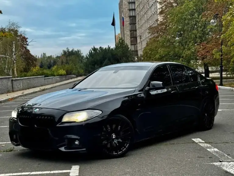 Продам bmw 535i рестайлинг 2014 года выпуска
Заводской m-pac, на заднем приводе
Автомобиль в отличном состоянии. Полностью обслужен. 3.0 бензин работает идеально, не троит и не дымит. Коробка переключает без проблем. Есть все чеки и гарантии по обслуживанию! Установлен приятный выхлоп. Очень много доработок на автомобиле, которые приятно увидят нового владельца! Машина была долго в одних руках, знаю её полностью! Это не отжатая бмв, а реально достойная машина! Кузов в отличном состоянии, один косметический окрас! Так весь автомобиль в родном окрасе.
В топовой комплектации: ночное видение, люк, кожаный салон, мультируль, м-пакет, много-зонный климат, серво-руль, обширная отделка кожи, есть много приятных функций и все работает! Автомобиль без ошибок и без вложений! Два комплекта колес и ковров в салон! Новому владельцу только наслаждаться от управления.
Осмотр донецк
Цена 2.150.000 ₽, возможен торг у авто, для быстрого покупателя также помогу с продажей в кред
📞 Звоните: +7(949)4538040 - фотография - 4