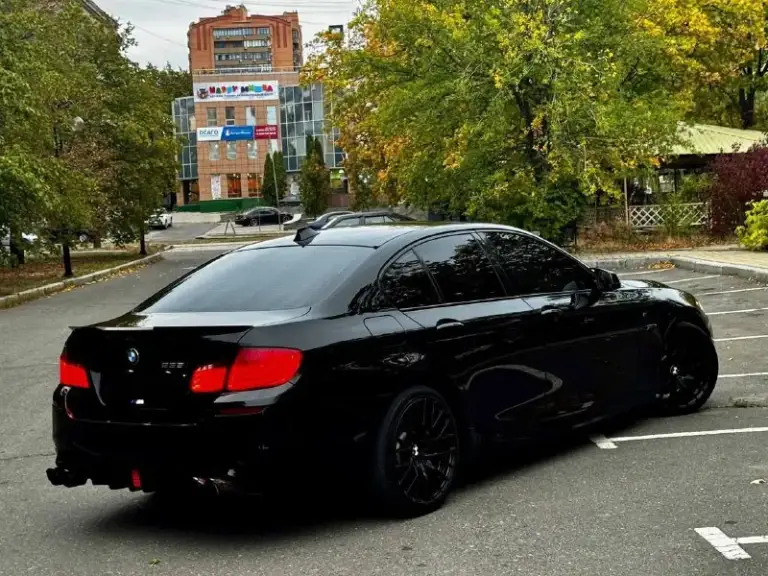 Продам bmw 535i рестайлинг 2014 года выпуска
Заводской m-pac, на заднем приводе
Автомобиль в отличном состоянии. Полностью обслужен. 3.0 бензин работает идеально, не троит и не дымит. Коробка переключает без проблем. Есть все чеки и гарантии по обслуживанию! Установлен приятный выхлоп. Очень много доработок на автомобиле, которые приятно увидят нового владельца! Машина была долго в одних руках, знаю её полностью! Это не отжатая бмв, а реально достойная машина! Кузов в отличном состоянии, один косметический окрас! Так весь автомобиль в родном окрасе.
В топовой комплектации: ночное видение, люк, кожаный салон, мультируль, м-пакет, много-зонный климат, серво-руль, обширная отделка кожи, есть много приятных функций и все работает! Автомобиль без ошибок и без вложений! Два комплекта колес и ковров в салон! Новому владельцу только наслаждаться от управления.
Осмотр донецк
Цена 2.150.000 ₽, возможен торг у авто, для быстрого покупателя также помогу с продажей в кред
📞 Звоните: +7(949)4538040 - фотография - 5