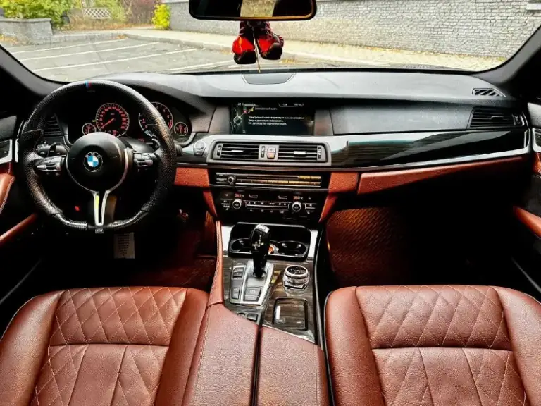 Продам bmw 535i рестайлинг 2014 года выпуска
Заводской m-pac, на заднем приводе
Автомобиль в отличном состоянии. Полностью обслужен. 3.0 бензин работает идеально, не троит и не дымит. Коробка переключает без проблем. Есть все чеки и гарантии по обслуживанию! Установлен приятный выхлоп. Очень много доработок на автомобиле, которые приятно увидят нового владельца! Машина была долго в одних руках, знаю её полностью! Это не отжатая бмв, а реально достойная машина! Кузов в отличном состоянии, один косметический окрас! Так весь автомобиль в родном окрасе.
В топовой комплектации: ночное видение, люк, кожаный салон, мультируль, м-пакет, много-зонный климат, серво-руль, обширная отделка кожи, есть много приятных функций и все работает! Автомобиль без ошибок и без вложений! Два комплекта колес и ковров в салон! Новому владельцу только наслаждаться от управления.
Осмотр донецк
Цена 2.150.000 ₽, возможен торг у авто, для быстрого покупателя также помогу с продажей в кред
📞 Звоните: +7(949)4538040 - фотография - 7