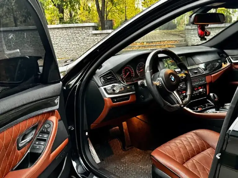 Продам bmw 535i рестайлинг 2014 года выпуска
Заводской m-pac, на заднем приводе
Автомобиль в отличном состоянии. Полностью обслужен. 3.0 бензин работает идеально, не троит и не дымит. Коробка переключает без проблем. Есть все чеки и гарантии по обслуживанию! Установлен приятный выхлоп. Очень много доработок на автомобиле, которые приятно увидят нового владельца! Машина была долго в одних руках, знаю её полностью! Это не отжатая бмв, а реально достойная машина! Кузов в отличном состоянии, один косметический окрас! Так весь автомобиль в родном окрасе.
В топовой комплектации: ночное видение, люк, кожаный салон, мультируль, м-пакет, много-зонный климат, серво-руль, обширная отделка кожи, есть много приятных функций и все работает! Автомобиль без ошибок и без вложений! Два комплекта колес и ковров в салон! Новому владельцу только наслаждаться от управления.
Осмотр донецк
Цена 2.150.000 ₽, возможен торг у авто, для быстрого покупателя также помогу с продажей в кред
📞 Звоните: +7(949)4538040 - фотография - 9