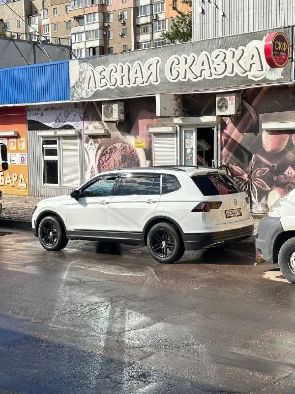 Продаю tiguan se 2021 гв. , 2.0, полный привод, пробег 108000
Покупал в салоне fresh авто в ростове с пробегом 13500 км, не битый, был вопрос по дренажу, устранили. Первое то делали в донецке. В одних руках, замена масла каждые 7-7500 км. С машиной 2 комплекта дисков и резины новые (зима/лето). Зоны риска в пленке, свет ближний и дальний линза.
Carplay, камера, надежная 8-ст. Акпп aisin, кожа, 2-х зонный климат, люк, панорама, круиз, слепые зоны, бесключевой доступ и запуск, электроручник, радар, абс, есп, датчик давления в шинах, антипробуксовка.
. Переоформление в гибдд.
2 650 000₽
+79495251763 - фотография - 9
