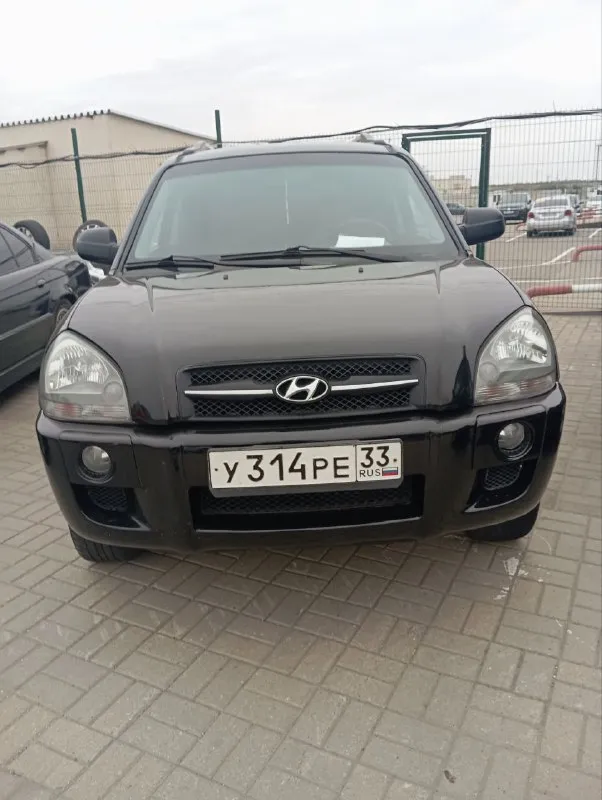 Продам автомобиль hyundai tucson 2008г. Двигатель 2лит бензин. Полный привод. Кондиционер рабочий. Авто в отличном состоянии, ничего делать не надо. Авто обслужено и ухожено. Коробка механика. Пробег 220тыс. Автотека зелёная. Птс оригинал, два хозяина, зимняя резина, прогоню к вам, по договоренности. Цена 840 тыс руб. Не большой торг. Т +79495247211 г. Мариуполь - фотография - 1