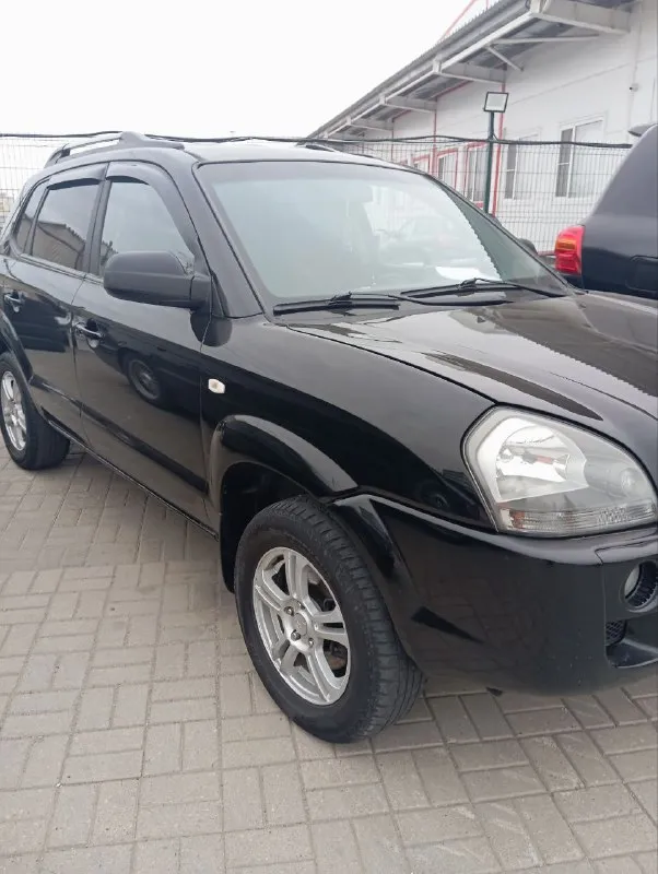 Продам автомобиль hyundai tucson 2008г. Двигатель 2лит бензин. Полный привод. Кондиционер рабочий. Авто в отличном состоянии, ничего делать не надо. Авто обслужено и ухожено. Коробка механика. Пробег 220тыс. Автотека зелёная. Птс оригинал, два хозяина, зимняя резина, прогоню к вам, по договоренности. Цена 840 тыс руб. Не большой торг. Т +79495247211 г. Мариуполь - фотография - 2