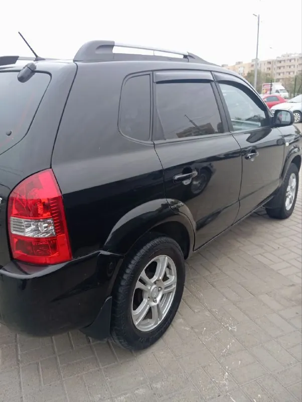 Продам автомобиль hyundai tucson 2008г. Двигатель 2лит бензин. Полный привод. Кондиционер рабочий. Авто в отличном состоянии, ничего делать не надо. Авто обслужено и ухожено. Коробка механика. Пробег 220тыс. Автотека зелёная. Птс оригинал, два хозяина, зимняя резина, прогоню к вам, по договоренности. Цена 840 тыс руб. Не большой торг. Т +79495247211 г. Мариуполь - фотография - 3