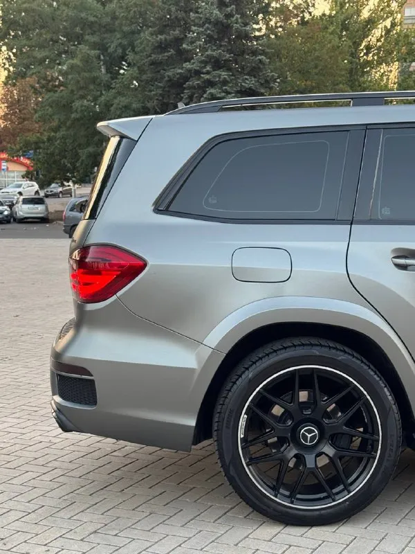 Gl 400 4matic
Цена:2.790.000 торг/кредит/обмен
7 Мест
Год:2013
: 3.0 333Л. С. С чугунным блоком.
Коробка обычная 7 ступка
Amg пакет под 6.3
📱Установлена мультимедиа андроид в стиле gls с интернетом
👍Машина в дорогой пленке kpmf, держится много лет и нет никаких косяков, выгляди очень шикарно и дорого.
У авто два окраса без какой либо жести.
🎁Шикарный бонус : установлен thor акустическая выхлопная система, управляется с телефона, можно выбрать звук любого мотора и настроить его под себя или отключить когда надоест
Полная комплектация:
Камеры 360,тройная панорама, доводчики, бесключевой, массаж, обогрев руля, всех сидений, вентиляция и тд
+79496438443
Макеевка
Возможен обмен на обмен цена будет выше
Хлам по завышенным ценам не предлагать!
📲 Tg: @perekup_9999
📞 Звоните: +7(949)6438443 - фотография - 7