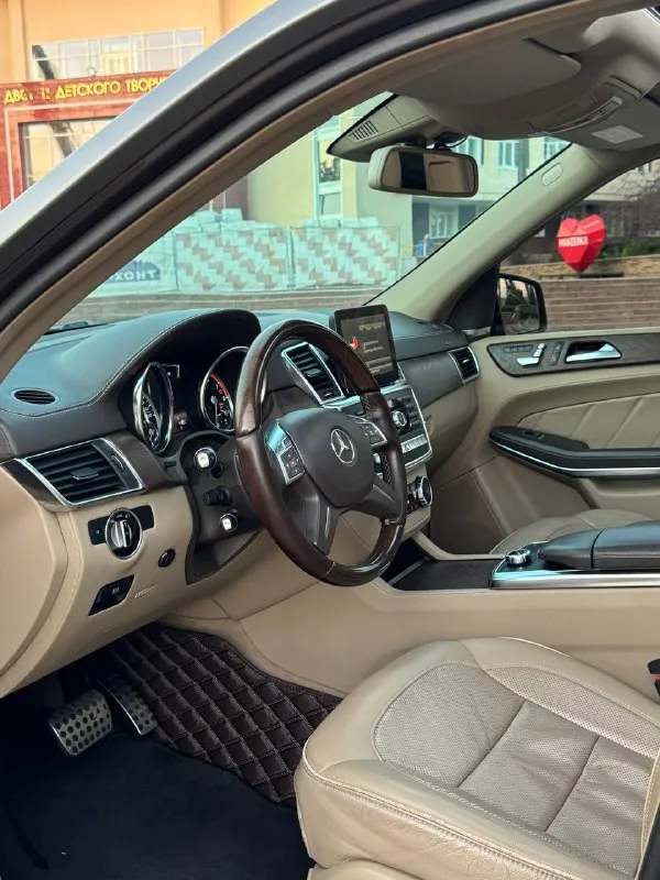 Gl 400 4matic
Цена:2.790.000 торг/кредит/обмен
7 Мест
Год:2013
: 3.0 333Л. С. С чугунным блоком.
Коробка обычная 7 ступка
Amg пакет под 6.3
📱Установлена мультимедиа андроид в стиле gls с интернетом
👍Машина в дорогой пленке kpmf, держится много лет и нет никаких косяков, выгляди очень шикарно и дорого.
У авто два окраса без какой либо жести.
🎁Шикарный бонус : установлен thor акустическая выхлопная система, управляется с телефона, можно выбрать звук любого мотора и настроить его под себя или отключить когда надоест
Полная комплектация:
Камеры 360,тройная панорама, доводчики, бесключевой, массаж, обогрев руля, всех сидений, вентиляция и тд
+79496438443
Макеевка
Возможен обмен на обмен цена будет выше
Хлам по завышенным ценам не предлагать!
📲 Tg: @perekup_9999
📞 Звоните: +7(949)6438443 - фотография - 9