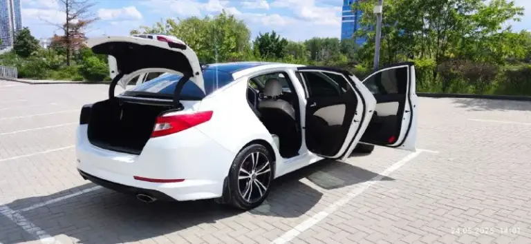 🚗 Optima
Год: 2013
Тип кпп: автоматическая
Пробег: 87000 миль
Дополнительная информация:
Двигатель: 2.0 турбо, 276 лошадок
Акпп: 6 ступеней, не пинает.
Документы готовы, машина на учёте днр. Находится в донецке.
Комплектация: двух зонный климат контроль, круиз контроль, датчик света, датчик дождя, датчик давления в шинах, передние и задние парктроники, панорамная крыша, обогрев передних  и задних сидений+ вентиляция, бежевая перфорированная кожа, электро сидения, электро складывание зеркал, авто затемнение зеркала заднего вида, бесключевой доступ, два оригинальных ключа, мульти руль, кнопка старт-стоп, камера заднего вида, дорогие и красивые легкосплавные диски. Машина в отличном техническом состоянии, сел и поехал. Малышка готова к новому хозяину, станьте первым владельцем по птс. ..
Цена: 1.2млн руб.
Звонить по тел. +79496077407 - фотография - 5