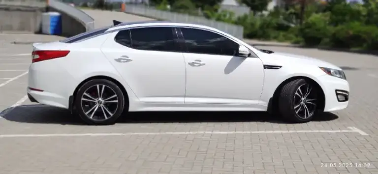 🚗 Optima
Год: 2013
Тип кпп: автоматическая
Пробег: 87000 миль
Дополнительная информация:
Двигатель: 2.0 турбо, 276 лошадок
Акпп: 6 ступеней, не пинает.
Документы готовы, машина на учёте днр. Находится в донецке.
Комплектация: двух зонный климат контроль, круиз контроль, датчик света, датчик дождя, датчик давления в шинах, передние и задние парктроники, панорамная крыша, обогрев передних  и задних сидений+ вентиляция, бежевая перфорированная кожа, электро сидения, электро складывание зеркал, авто затемнение зеркала заднего вида, бесключевой доступ, два оригинальных ключа, мульти руль, кнопка старт-стоп, камера заднего вида, дорогие и красивые легкосплавные диски. Машина в отличном техническом состоянии, сел и поехал. Малышка готова к новому хозяину, станьте первым владельцем по птс. ..
Цена: 1.2млн руб.
Звонить по тел. +79496077407 - фотография - 6
