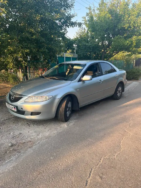 Продает авто mazda 6, год выпуска 2004, в хорошем рабочем состоянии, цвет серый, двигатель 1.8, седан, пробег 270000 км, коробка передач механика с замком, 5-ти ступенчатая, кондиционер. Резина - два комплекта. Цена 450000 руб, возможен торг. Не забывайте, что с 1-го ноября 2025 г. В р. Ф. Вводится утилизационный сбор и авто подорожали от 20 до 50%. Регистрация украина, днр. Возможна до регистрации установка прицепного устройства. Куплена в салоне, один хозяин, грузы не возила. Тел. +79497024830. - фотография - 2