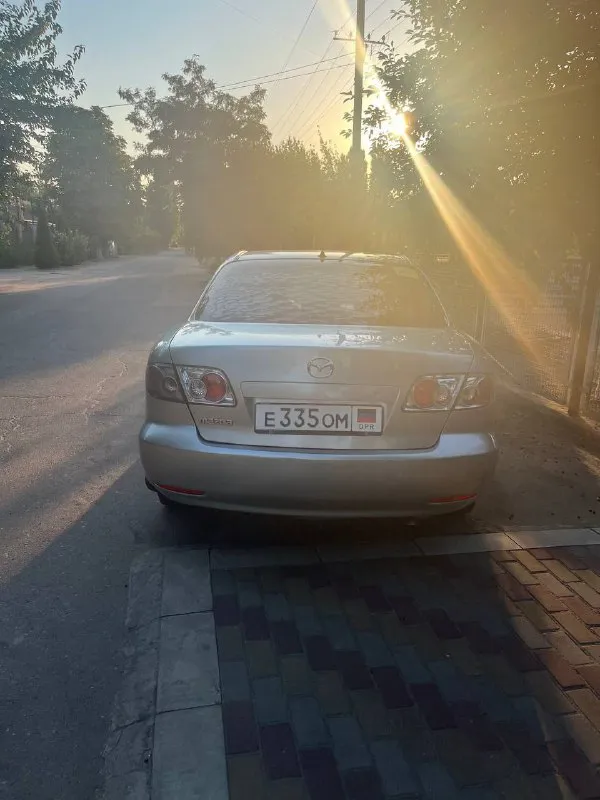 Продает авто mazda 6, год выпуска 2004, в хорошем рабочем состоянии, цвет серый, двигатель 1.8, седан, пробег 270000 км, коробка передач механика с замком, 5-ти ступенчатая, кондиционер. Резина - два комплекта. Цена 450000 руб, возможен торг. Не забывайте, что с 1-го ноября 2025 г. В р. Ф. Вводится утилизационный сбор и авто подорожали от 20 до 50%. Регистрация украина, днр. Возможна до регистрации установка прицепного устройства. Куплена в салоне, один хозяин, грузы не возила. Тел. +79497024830. - фотография - 4