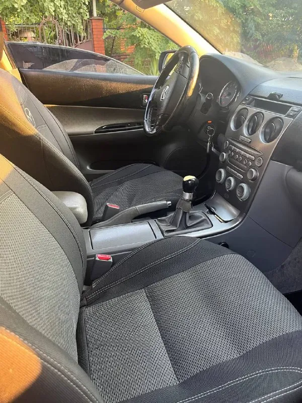 Продает авто mazda 6, год выпуска 2004, в хорошем рабочем состоянии, цвет серый, двигатель 1.8, седан, пробег 270000 км, коробка передач механика с замком, 5-ти ступенчатая, кондиционер. Резина - два комплекта. Цена 450000 руб, возможен торг. Не забывайте, что с 1-го ноября 2025 г. В р. Ф. Вводится утилизационный сбор и авто подорожали от 20 до 50%. Регистрация украина, днр. Возможна до регистрации установка прицепного устройства. Куплена в салоне, один хозяин, грузы не возила. Тел. +79497024830. - фотография - 5