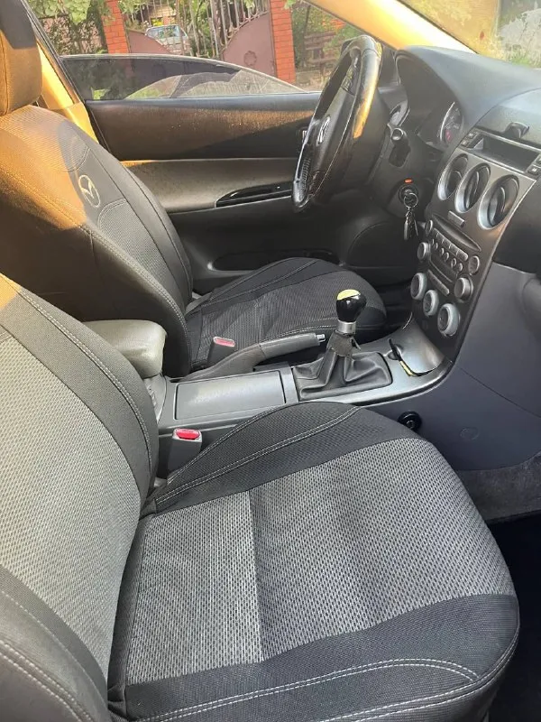 Продает авто mazda 6, год выпуска 2004, в хорошем рабочем состоянии, цвет серый, двигатель 1.8, седан, пробег 270000 км, коробка передач механика с замком, 5-ти ступенчатая, кондиционер. Резина - два комплекта. Цена 450000 руб, возможен торг. Не забывайте, что с 1-го ноября 2025 г. В р. Ф. Вводится утилизационный сбор и авто подорожали от 20 до 50%. Регистрация украина, днр. Возможна до регистрации установка прицепного устройства. Куплена в салоне, один хозяин, грузы не возила. Тел. +79497024830. - фотография - 7