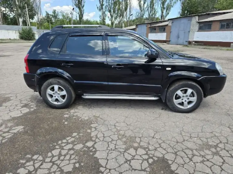 Продам хундай туксон 2005 г. Мотор 2.7 бензин газ евро 4 коробка автомат пробег 440000авто в хорошем состоянии летняя резина+ зима на отдельных дисках). Дно не ржавое. Все стекла родные включая лобовое, кондиционер заправлен, подогревы сидений, четыре стеклоподъёмника, хорошая музыка, электро зеркала, гур, авs, .фаркоп вписан пороги в писаны донецк, цена 700к контактный номер +79493749781 женя - фотография - 4