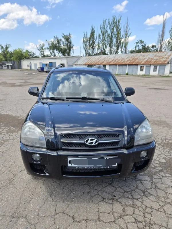 Продам хундай туксон 2005 г. Мотор 2.7 бензин газ евро 4 коробка автомат пробег 440000авто в хорошем состоянии летняя резина+ зима на отдельных дисках). Дно не ржавое. Все стекла родные включая лобовое, кондиционер заправлен, подогревы сидений, четыре стеклоподъёмника, хорошая музыка, электро зеркала, гур, авs, .фаркоп вписан пороги в писаны донецк, цена 700к контактный номер +79493749781 женя - фотография - 5