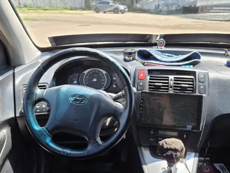 Продам хундай туксон 2005 г. Мотор 2.7 бензин газ евро 4 коробка автомат пробег 440000авто в хорошем состоянии летняя резина+ зима на отдельных дисках). Дно не ржавое. Все стекла родные включая лобовое, кондиционер заправлен, подогревы сидений, четыре стеклоподъёмника, хорошая музыка, электро зеркала, гур, авs, .фаркоп вписан пороги в писаны донецк, цена 700к контактный номер +79493749781 женя - фотография - 7