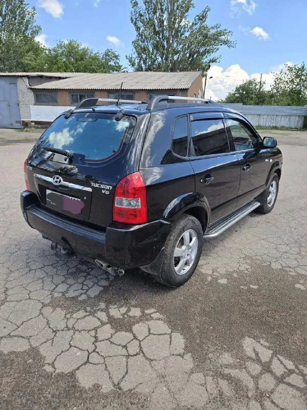 Продам хундай туксон 2005 г. Мотор 2.7 бензин газ евро 4 коробка автомат пробег 440000авто в хорошем состоянии летняя резина+ зима на отдельных дисках). Дно не ржавое. Все стекла родные включая лобовое, кондиционер заправлен, подогревы сидений, четыре стеклоподъёмника, хорошая музыка, электро зеркала, гур, авs, .фаркоп вписан пороги в писаны донецк, цена 700к контактный номер +79493749781 женя - фотография - 8
