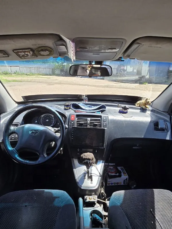 Продам хундай туксон 2005 г. Мотор 2.7 бензин газ евро 4 коробка автомат пробег 440000авто в хорошем состоянии летняя резина+ зима на отдельных дисках). Дно не ржавое. Все стекла родные включая лобовое, кондиционер заправлен, подогревы сидений, четыре стеклоподъёмника, хорошая музыка, электро зеркала, гур, авs, .фаркоп вписан пороги в писаны донецк, цена 700к контактный номер +79493749781 женя - фотография - 9
