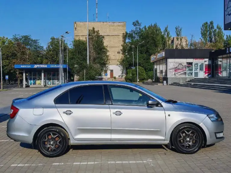 Шкода рапид, 2016 года, пробег 169000,мультируль, подогрев зеркал и сидений, кондиционер, электро стеклоподъёмники 4 шт, хорошие лэд фары и туманки, титановые покрашенные диски, штатная мультимедийная система с экраном, эл. Зеркала, 2 ключа, парктроник, подушки безопасности, сервисная книга.
+79493828672 Игорь - фотография - 1