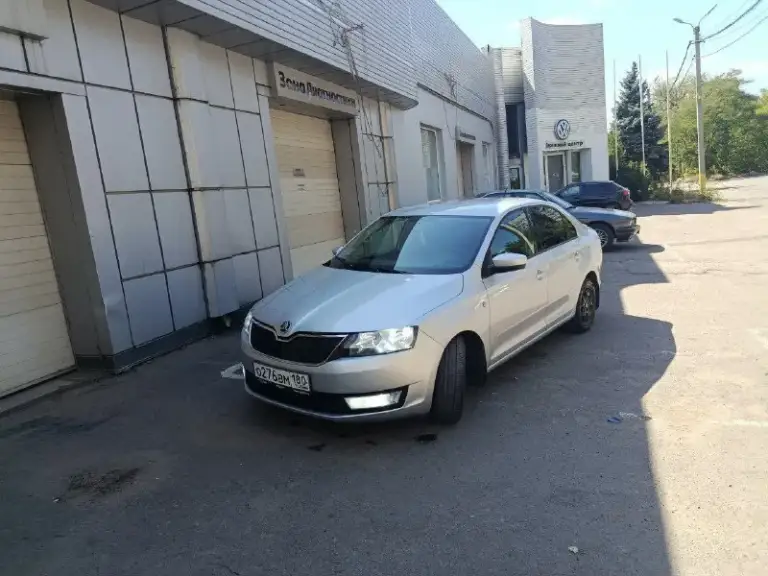 Шкода рапид, 2016 года, пробег 169000,мультируль, подогрев зеркал и сидений, кондиционер, электро стеклоподъёмники 4 шт, хорошие лэд фары и туманки, титановые покрашенные диски, штатная мультимедийная система с экраном, эл. Зеркала, 2 ключа, парктроник, подушки безопасности, сервисная книга.
+79493828672 Игорь - фотография - 2